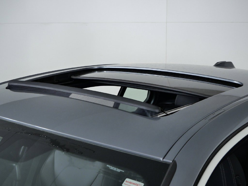 2026 BMW 3 Series 330i - Photo 18