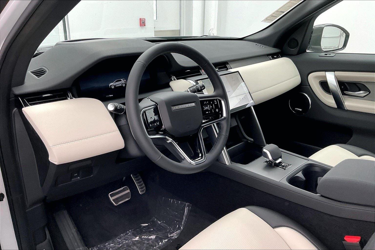 Used 2025  Land Rover Dynamic SE image 3