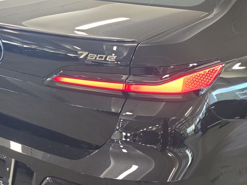 2026 BMW 7 Series 750e - Photo 22