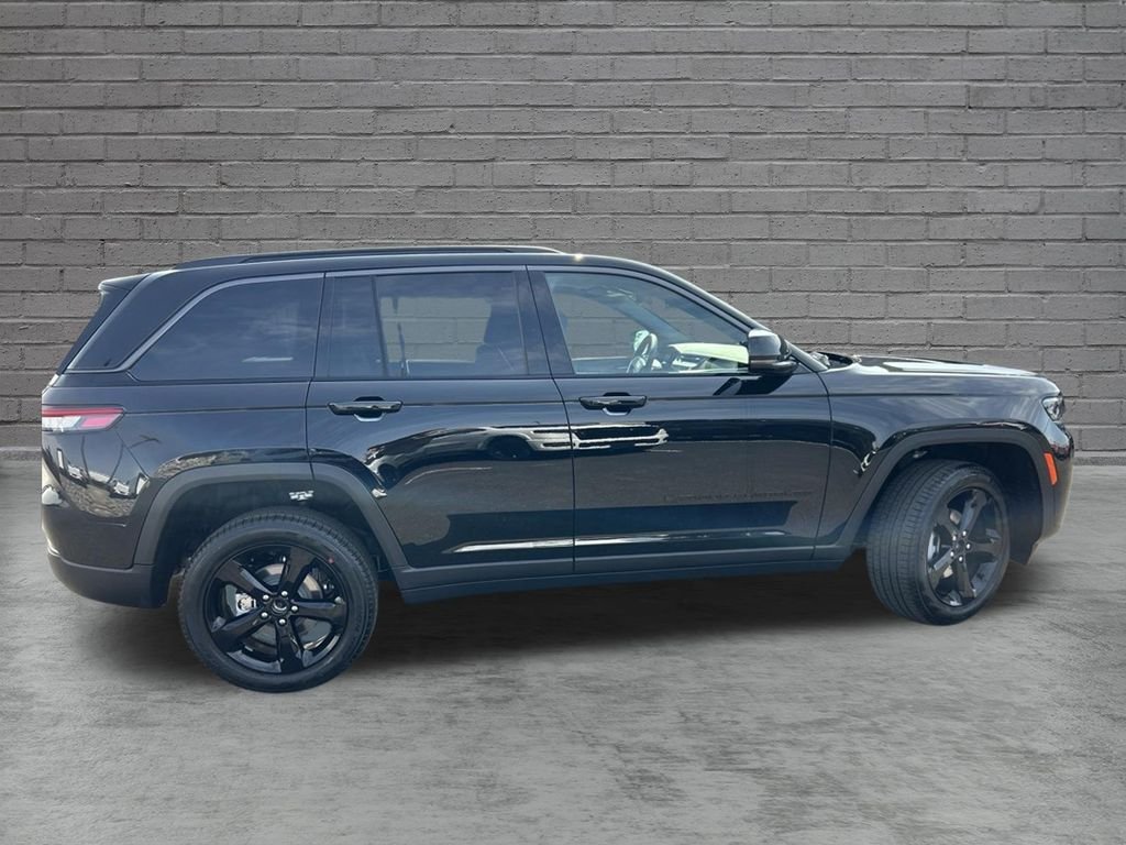 New 2026 Diamond Black Crystal Pearl-Coat Exterior Paint Jeep Limited image 9