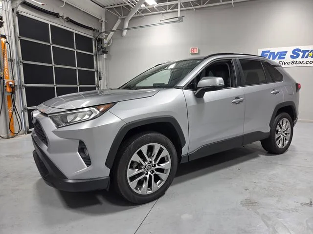 Used 2021 Silver Toyota XLE Premium image 3