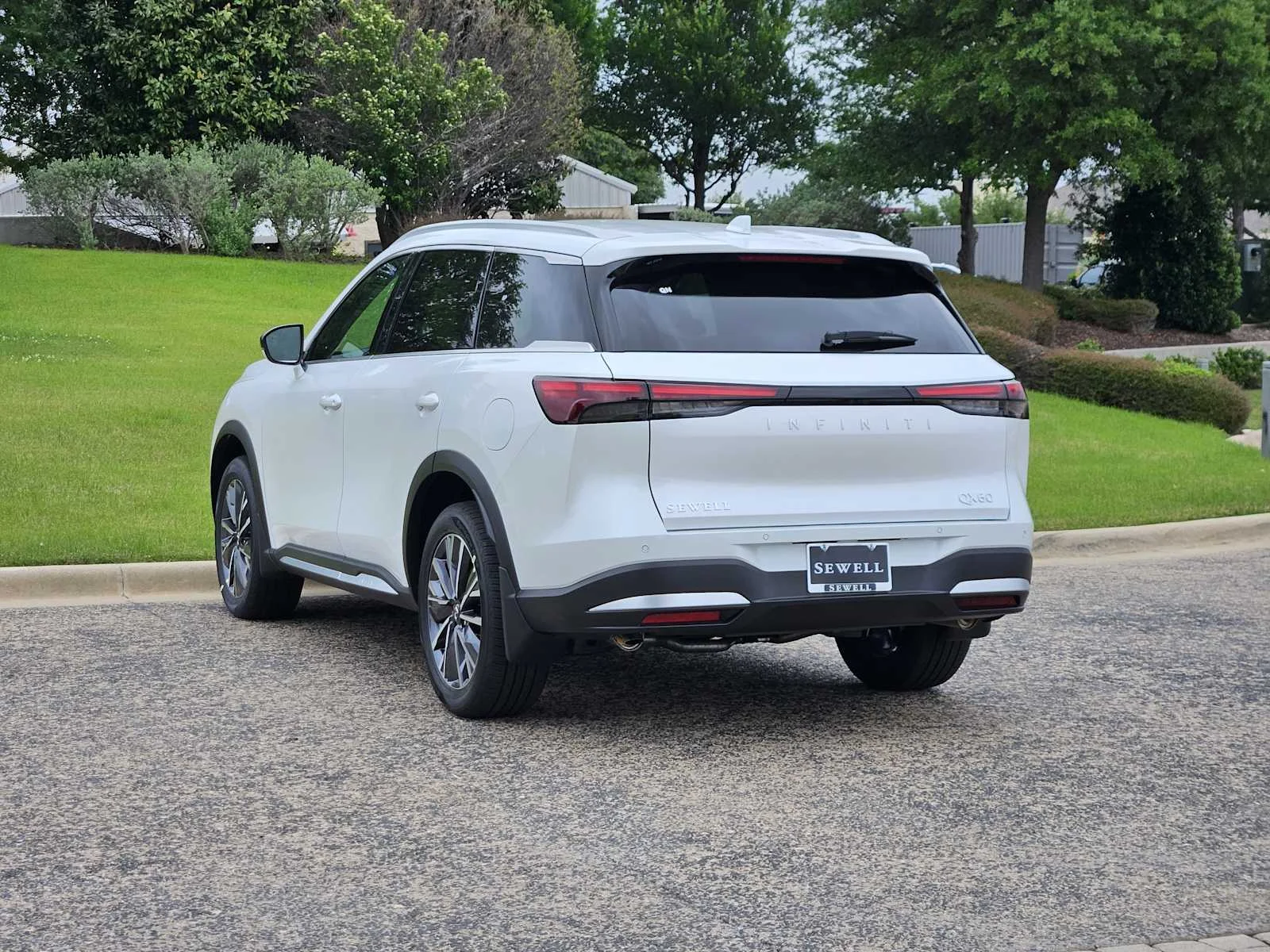 New 2026 RADIANT WHITE INFINITI Luxe FWD image 3