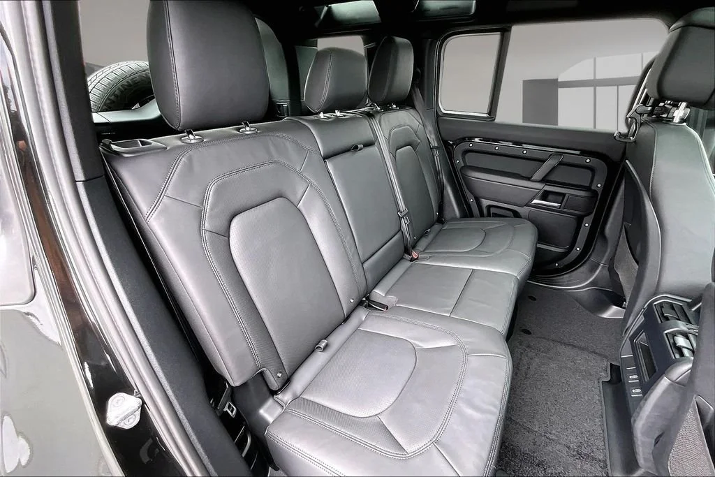 New 2026 Santorini Black LAND ROVER X-Dynamic SE image 10