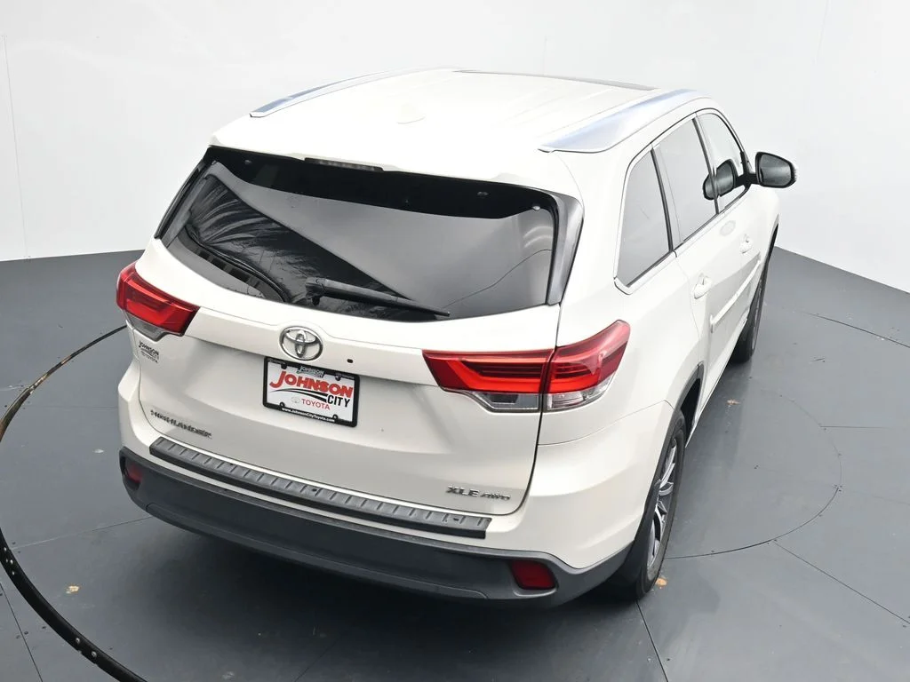 Used 2018 White Toyota XLE image 28