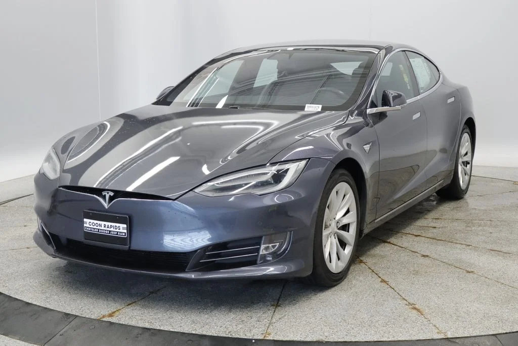 Used 2020  Tesla Long Range image 1