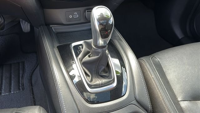 Used 2018 Orange Nissan SL image 20