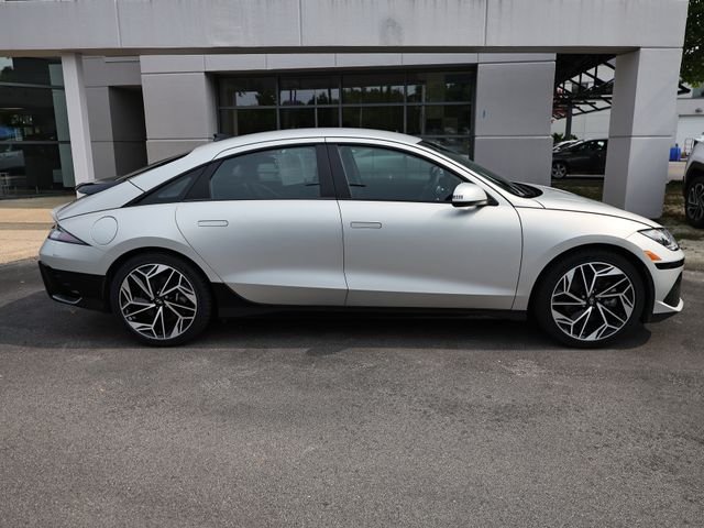 Used 2023 Gravity Gold Matte Hyundai SEL image 4