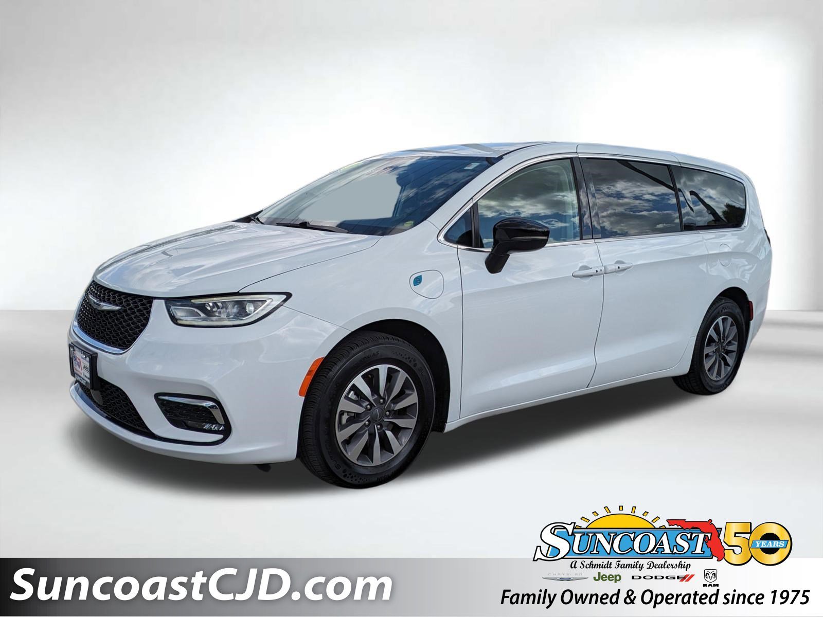 2024 Chrysler Pacifica Hybrid Select PHEV's photo