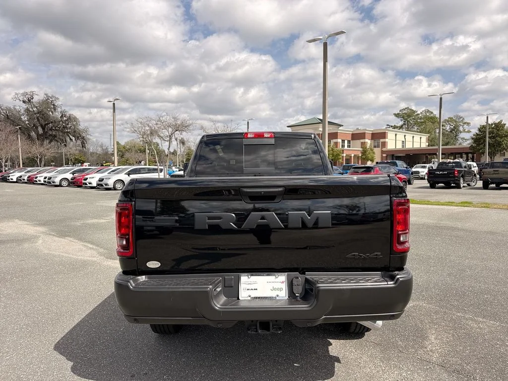 New 2026 Diamond Black Crystal Pearl-Coat Exterior Paint RAM Tradesman image 4