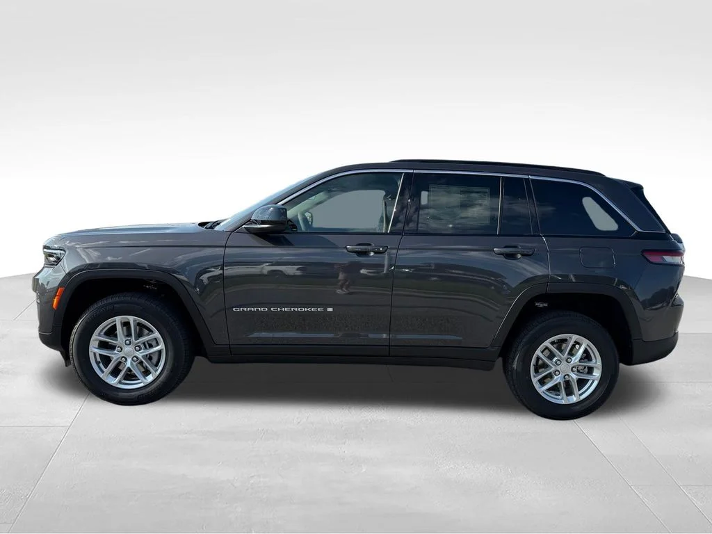New 2026 Baltic Gray Metallic Clear-Coat Exterior Paint Jeep Laredo image 2