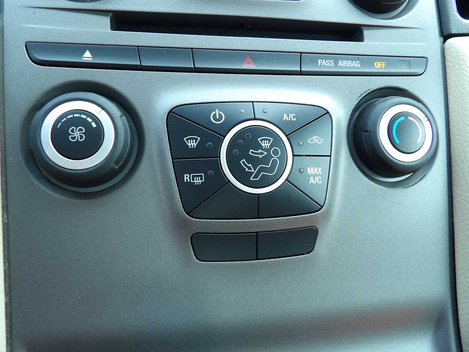 Used 2018 White Gold Metallic Ford SE image 20