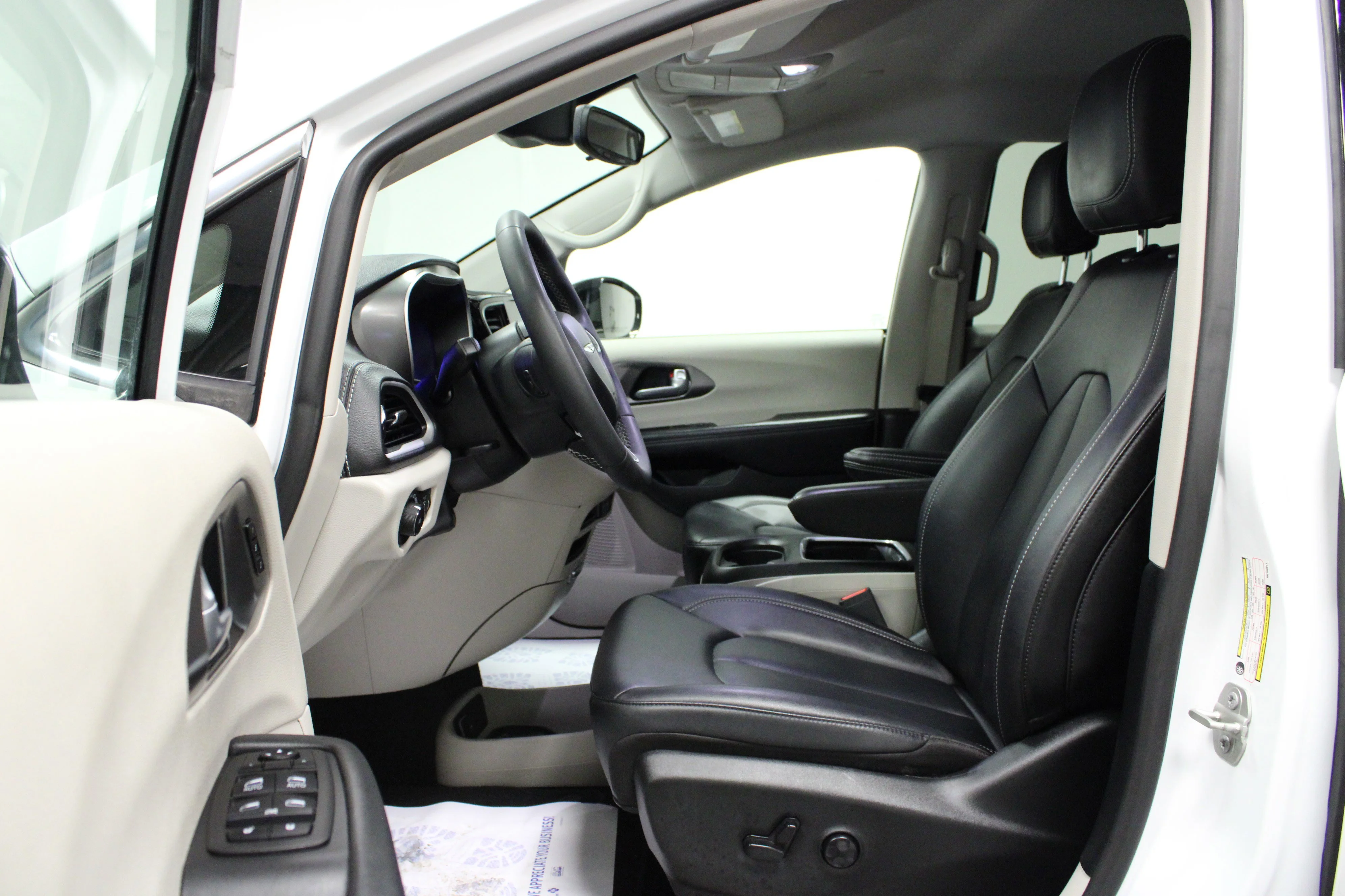 Used 2024 Bright White Clearcoat Chrysler Select image 12