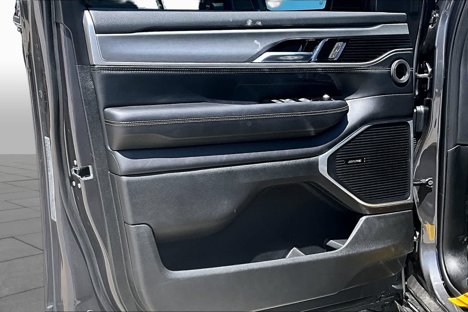 New 2026 Baltic-Gray Metallic Clear-Coat Exterior Paint Jeep Upland image 11
