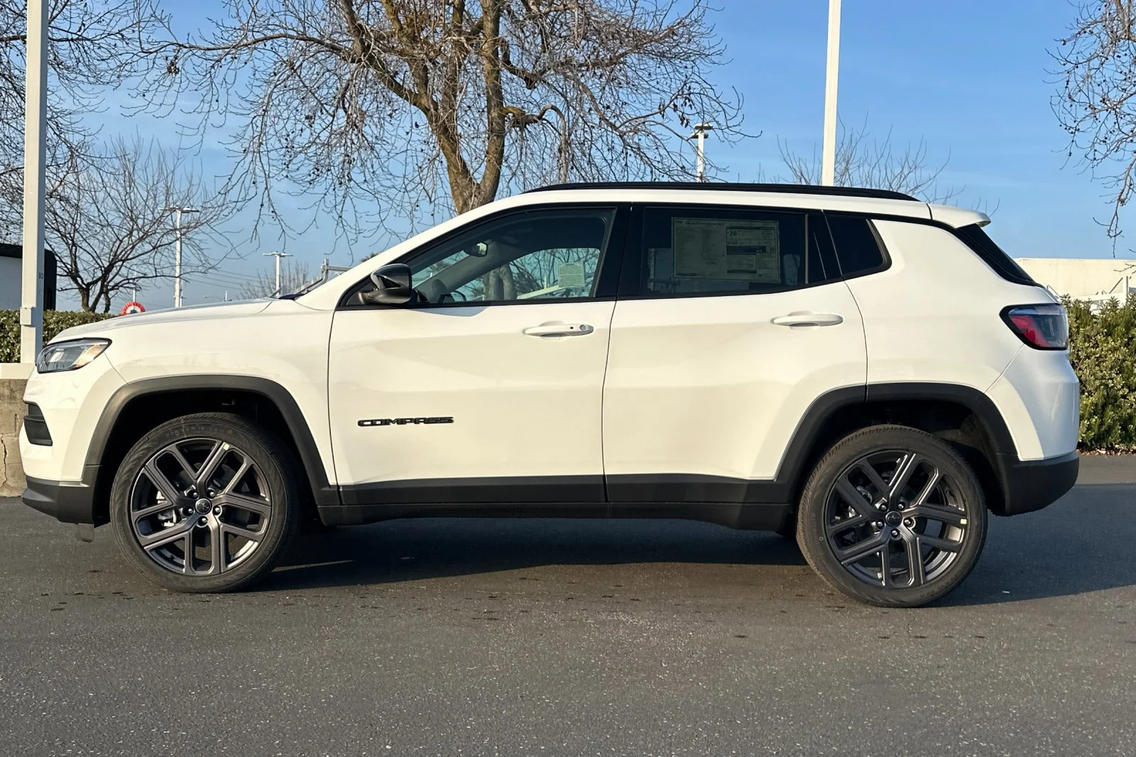 New 2026 Bright White Clear-Coat Exterior Paint Jeep Latitude Altitude image 7