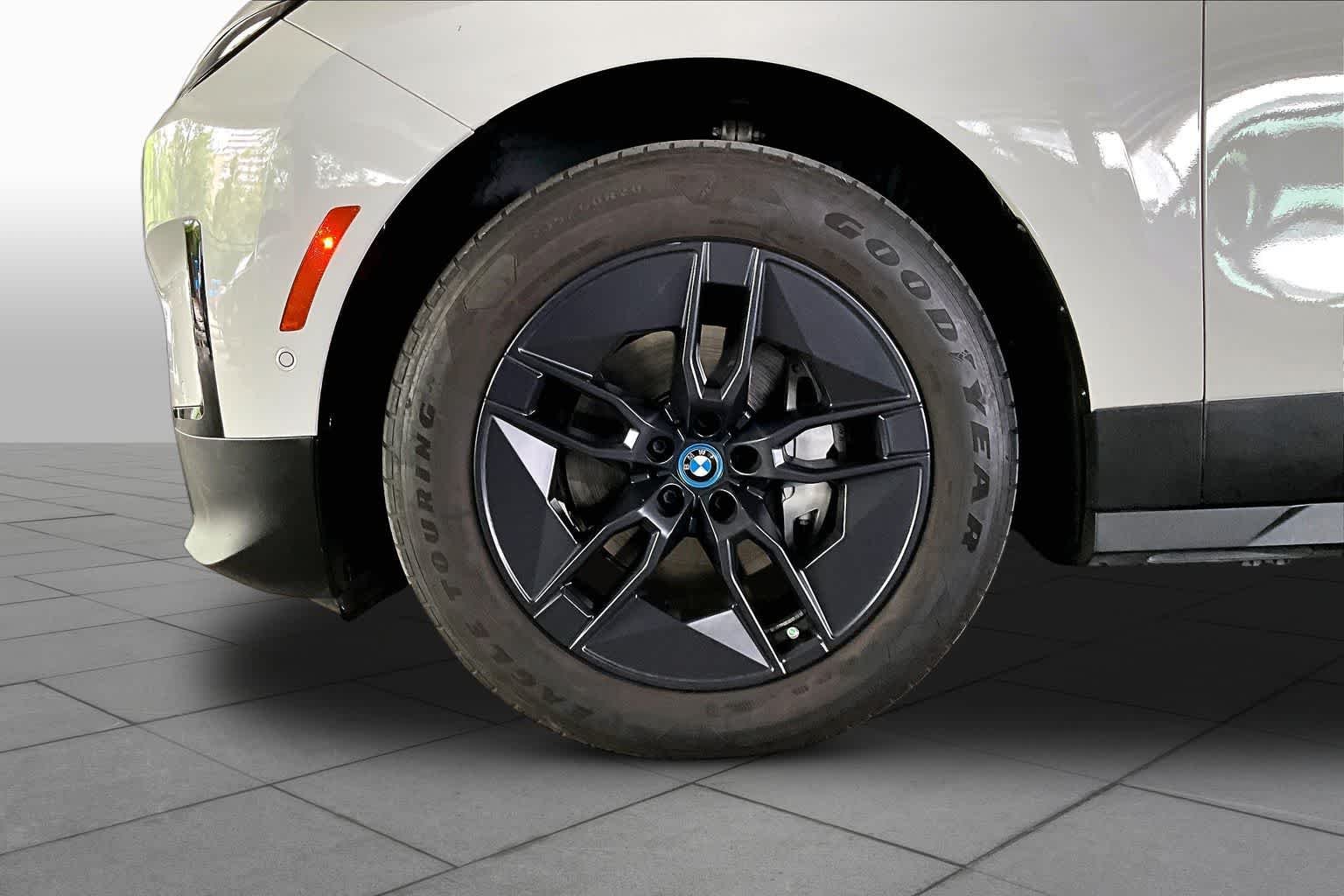 Used 2024 Alpine White BMW xDrive50 image 10