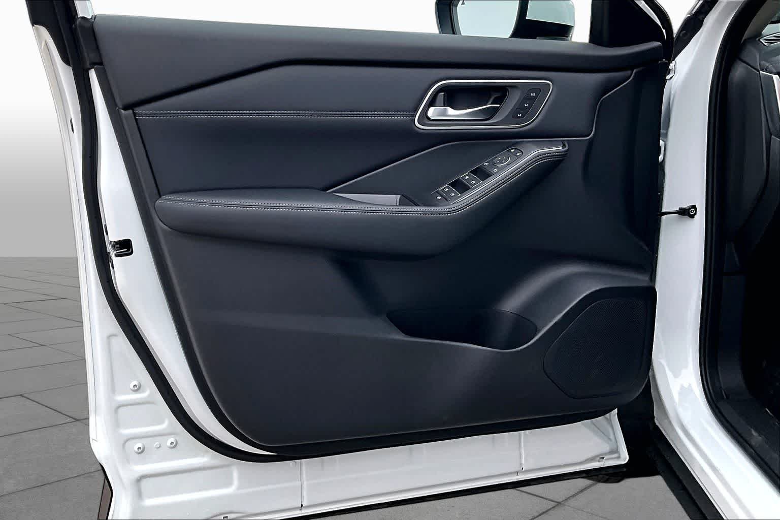 New 2026 Everest White Pearl TriCoat Nissan Platinum image 13