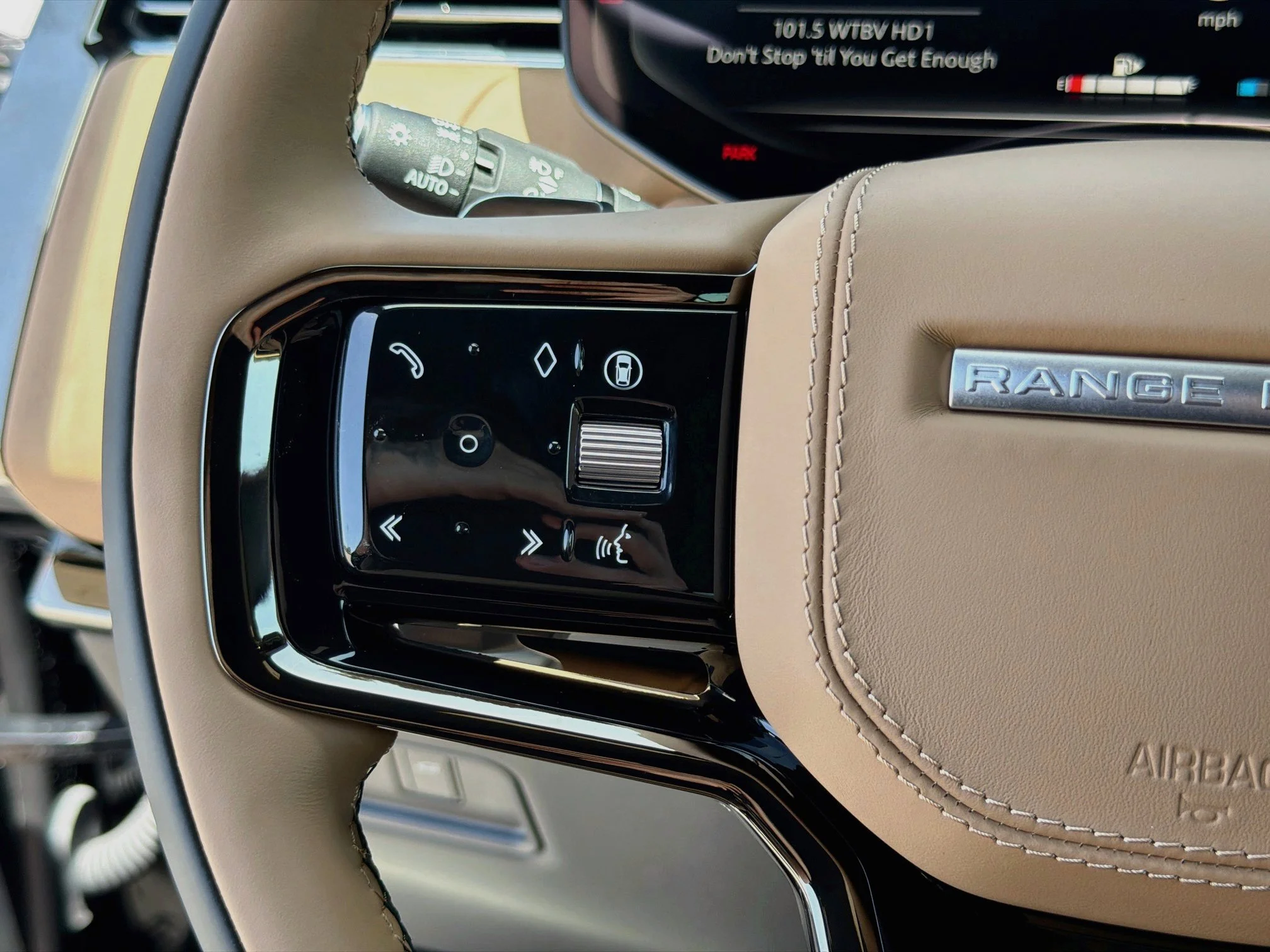 New 2026 Santorini Black Land Rover Dynamic SE image 39