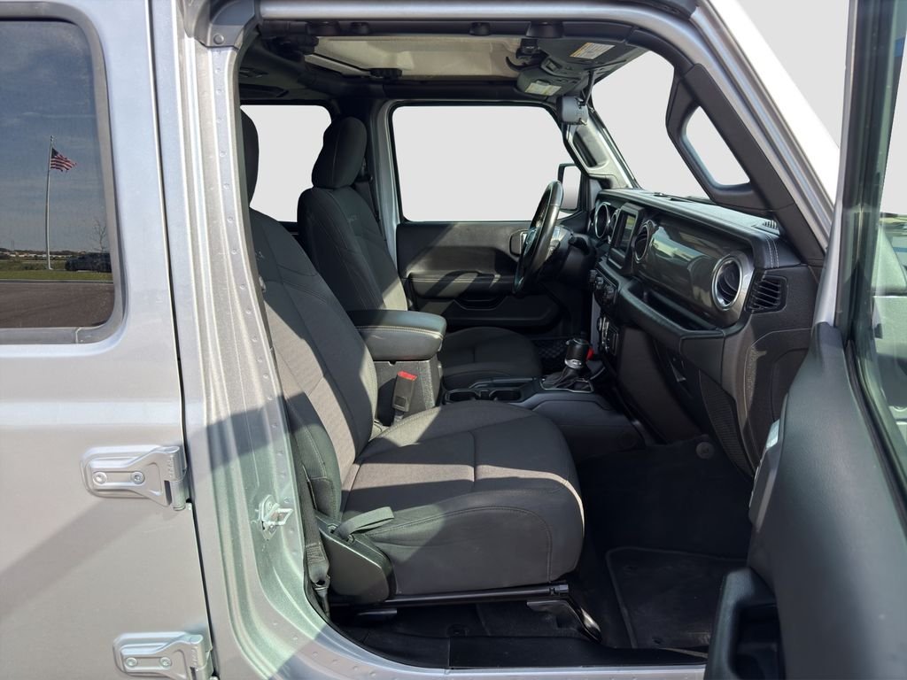 Used 2020 Silver Jeep Unlimited Sahara image 28