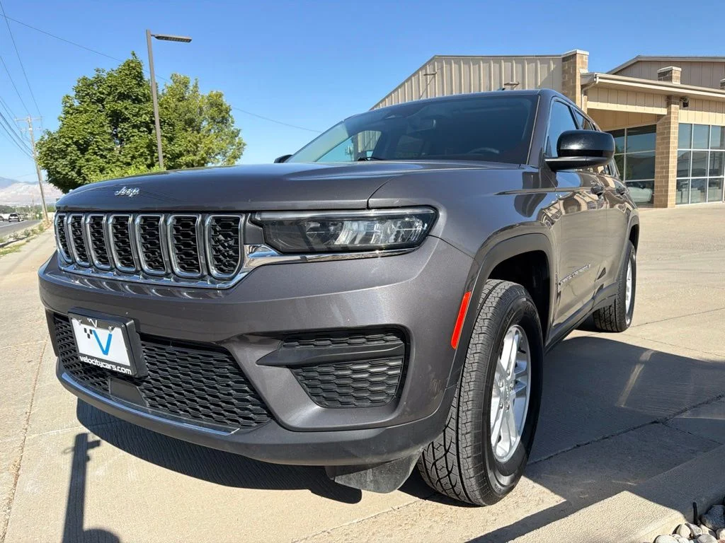Used 2024 Gray Jeep Laredo image 3