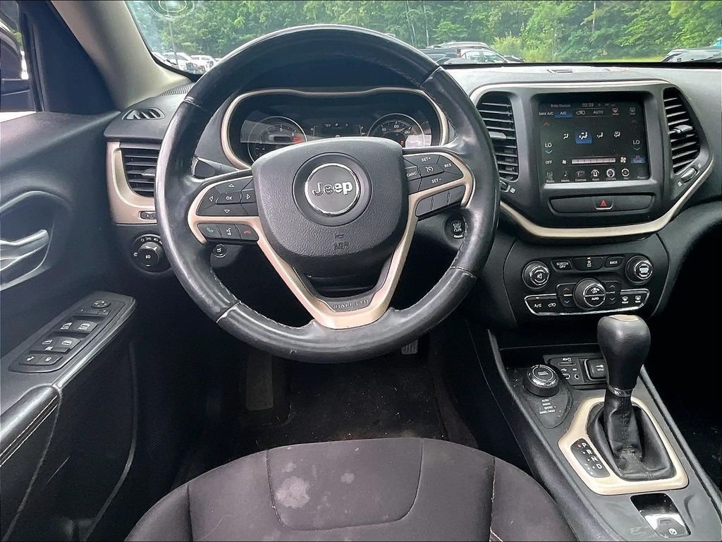 Used 2016 Granite Crystal Metallic Clearcoat Jeep Latitude image 17