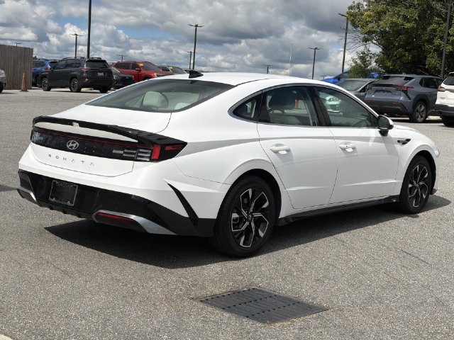 Used 2025 White Hyundai SEL image 13