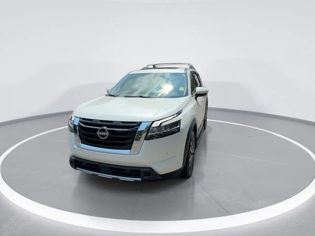 Used 2023 White Nissan Platinum image 3