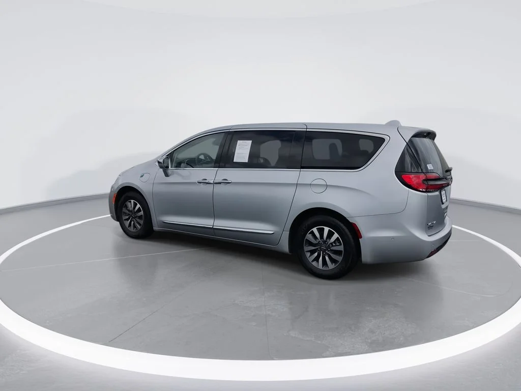 Used 2022 Silver Chrysler Limited image 6