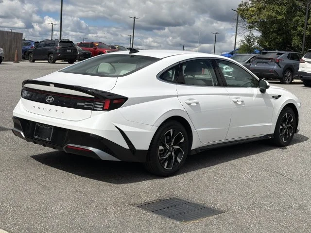 Used 2025 White Hyundai SEL image 13