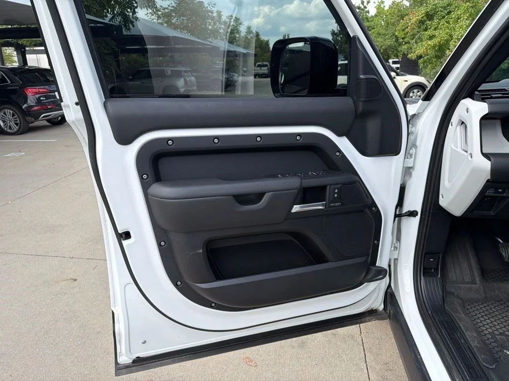 Used 2025 Fuji White Land Rover X-Dynamic SE image 9