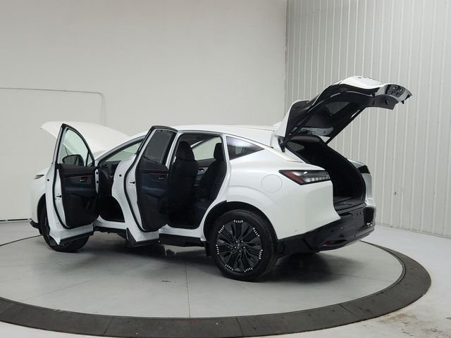 Used 2025 White Nissan Platinum image 13