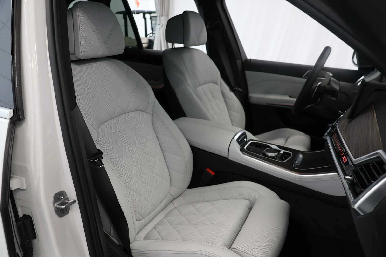 Certified Used 2026 Mineral White Metallic BMW xDrive40i image 13