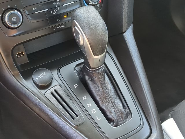 Used 2018 Blue Ford SE image 21