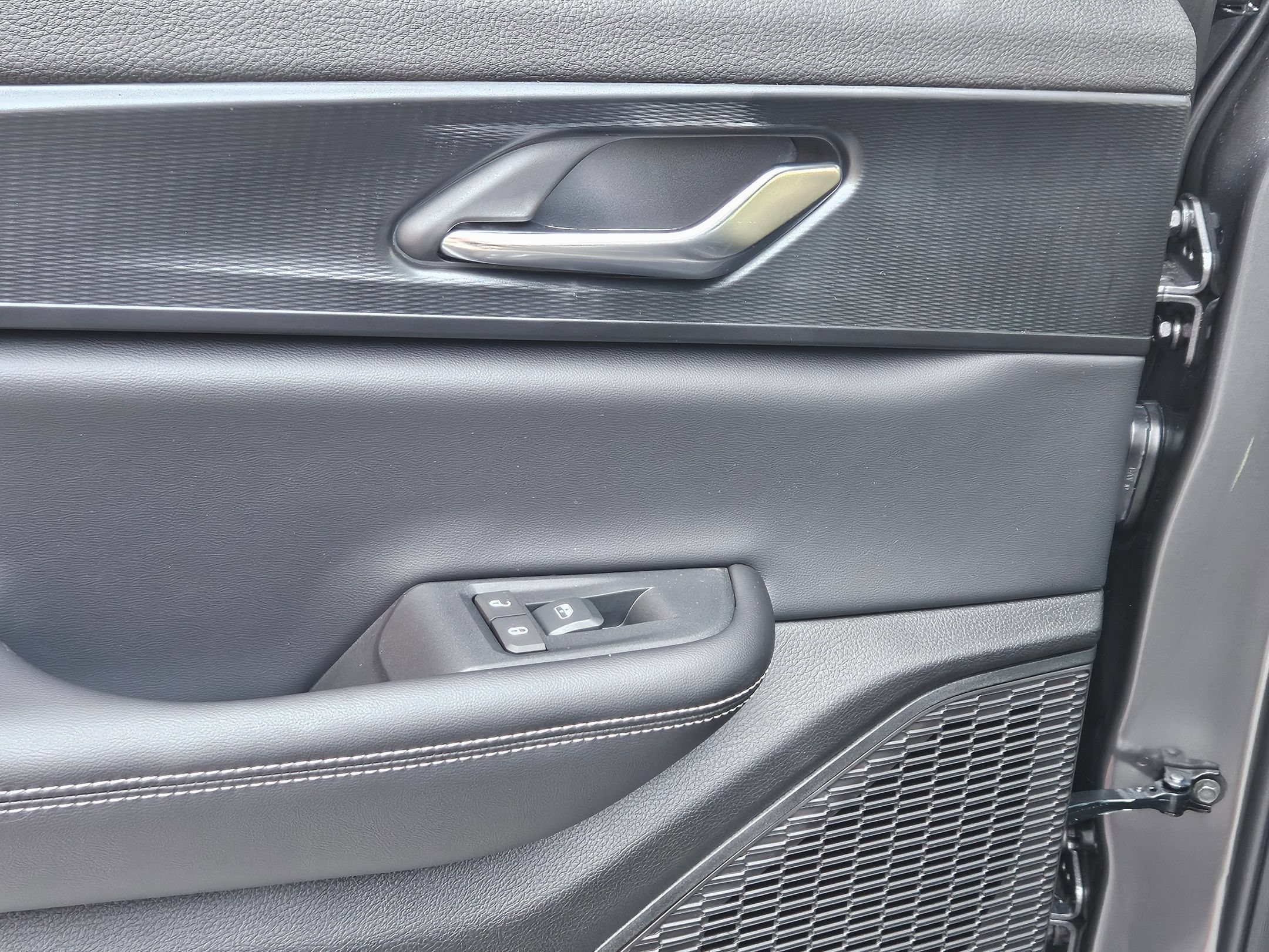 New 2026 Baltic Gray Metallic Clear-Coat Exterior Paint Jeep Laredo X image 22