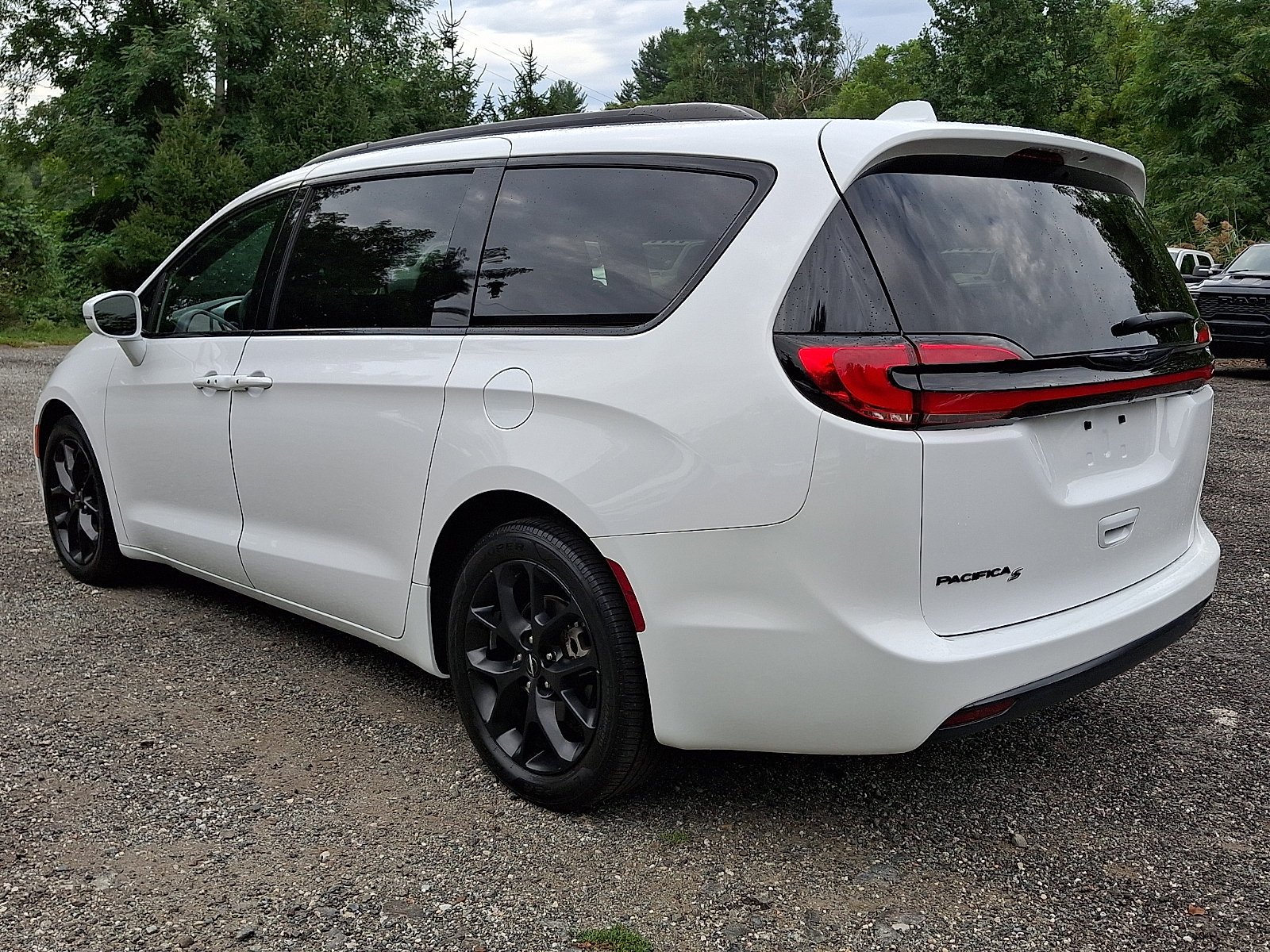 Used 2022 Bright White Clearcoat Chrysler Touring L image 4