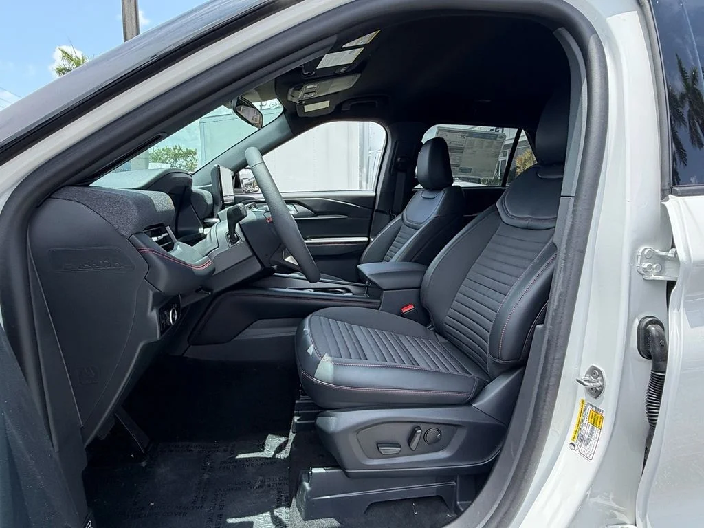 New 2026 Star White Metallic Tri-Coat Ford ST-Line image 7