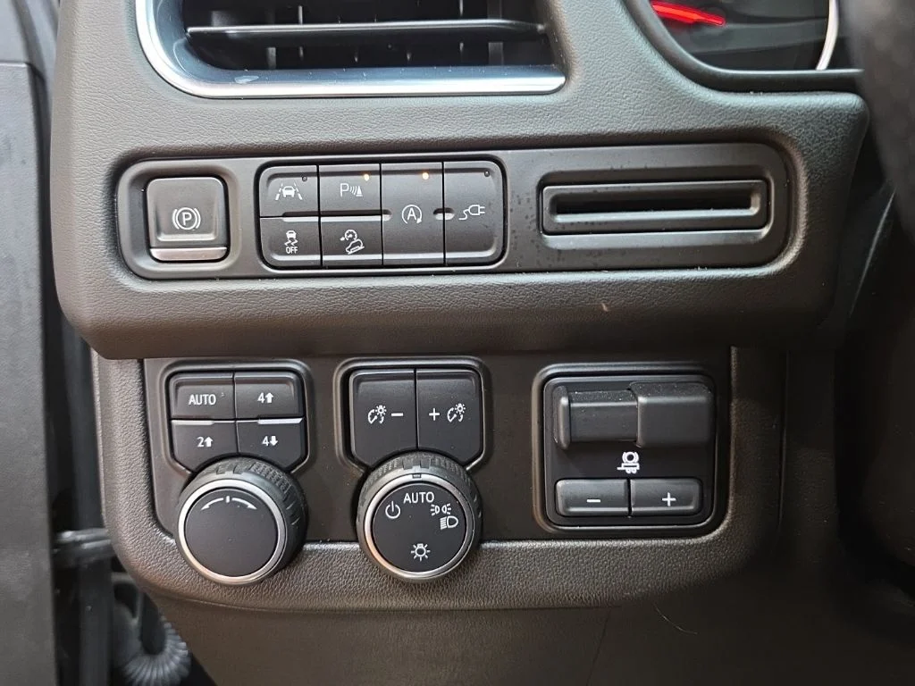 Used 2021 Black Chevrolet Z71 image 29