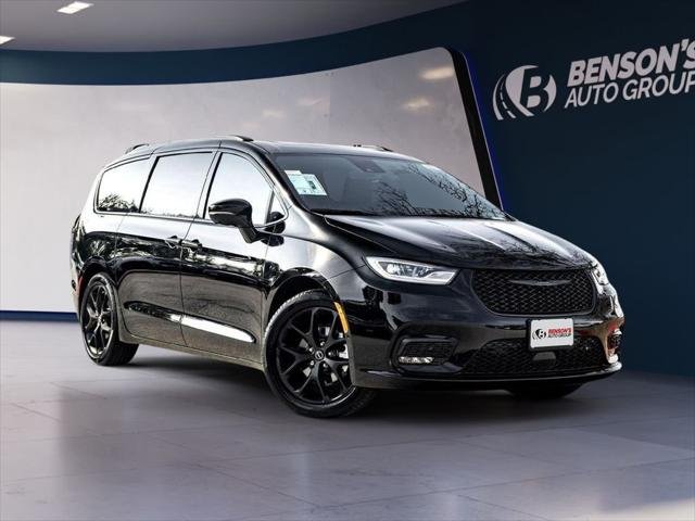 New 2026 Diamond Black Crystal Pearl-Coat Exterior Paint Chrysler Limited image 1