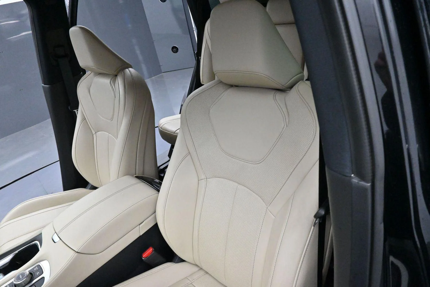Used 2023 Black INFINITI PURE image 16