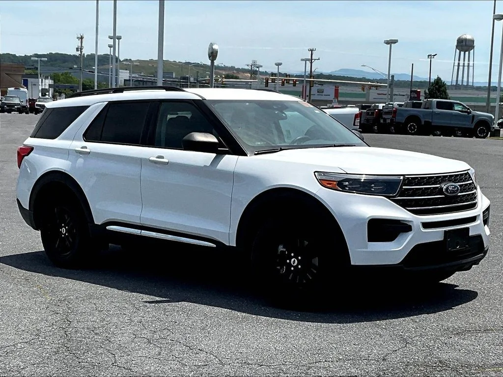 Used 2020 White Ford XLT image 1
