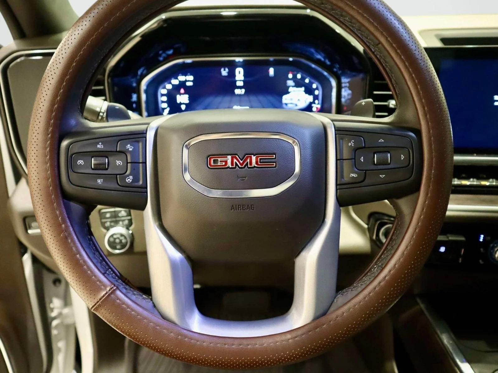 Used 2022 White Frost Tricoat GMC SLT image 27