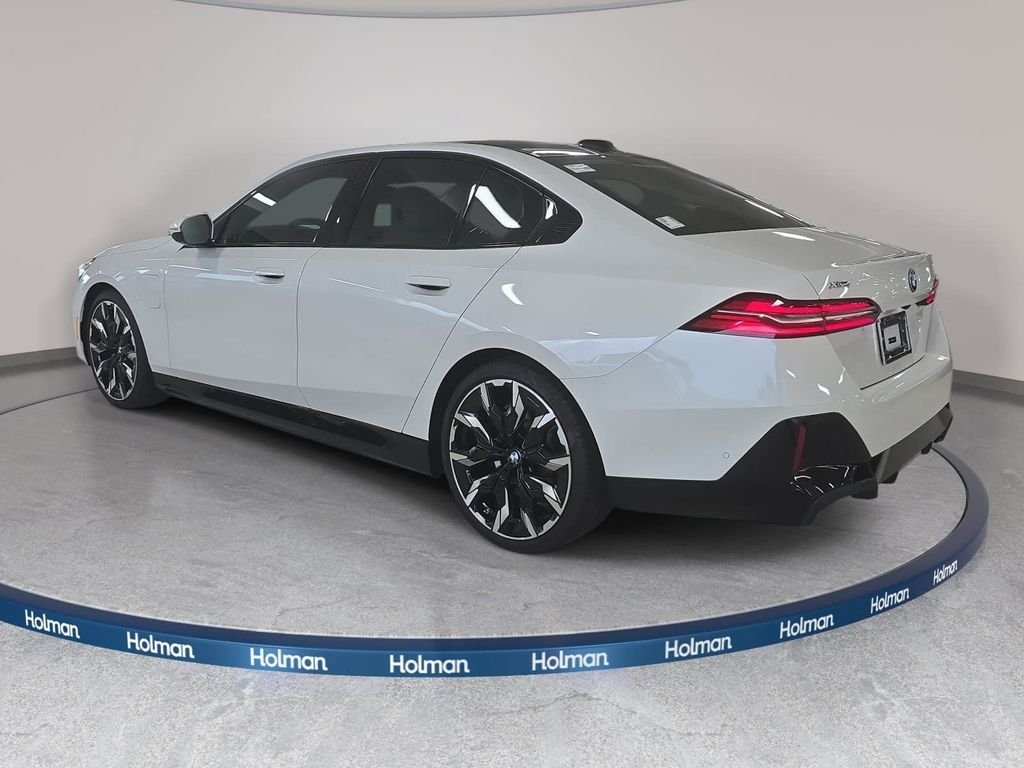 New 2027 Mineral White Metallic BMW 550e xDrive image 5