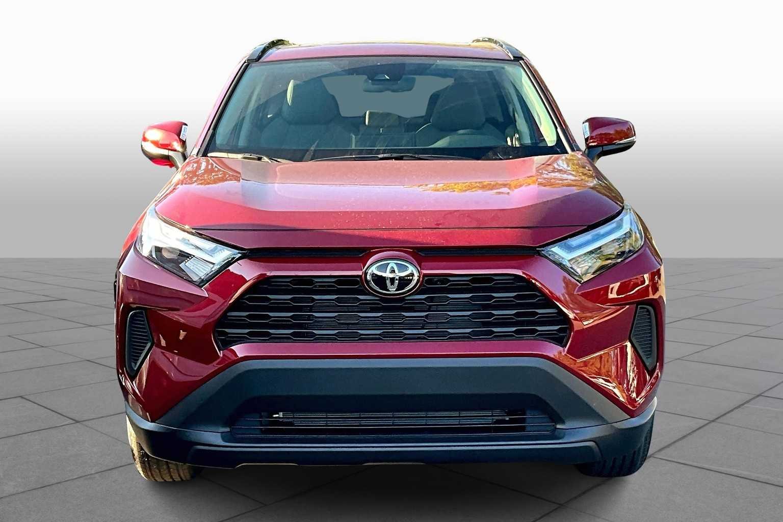 Used 2025 Ruby Flare Pearl Toyota XLE image 3
