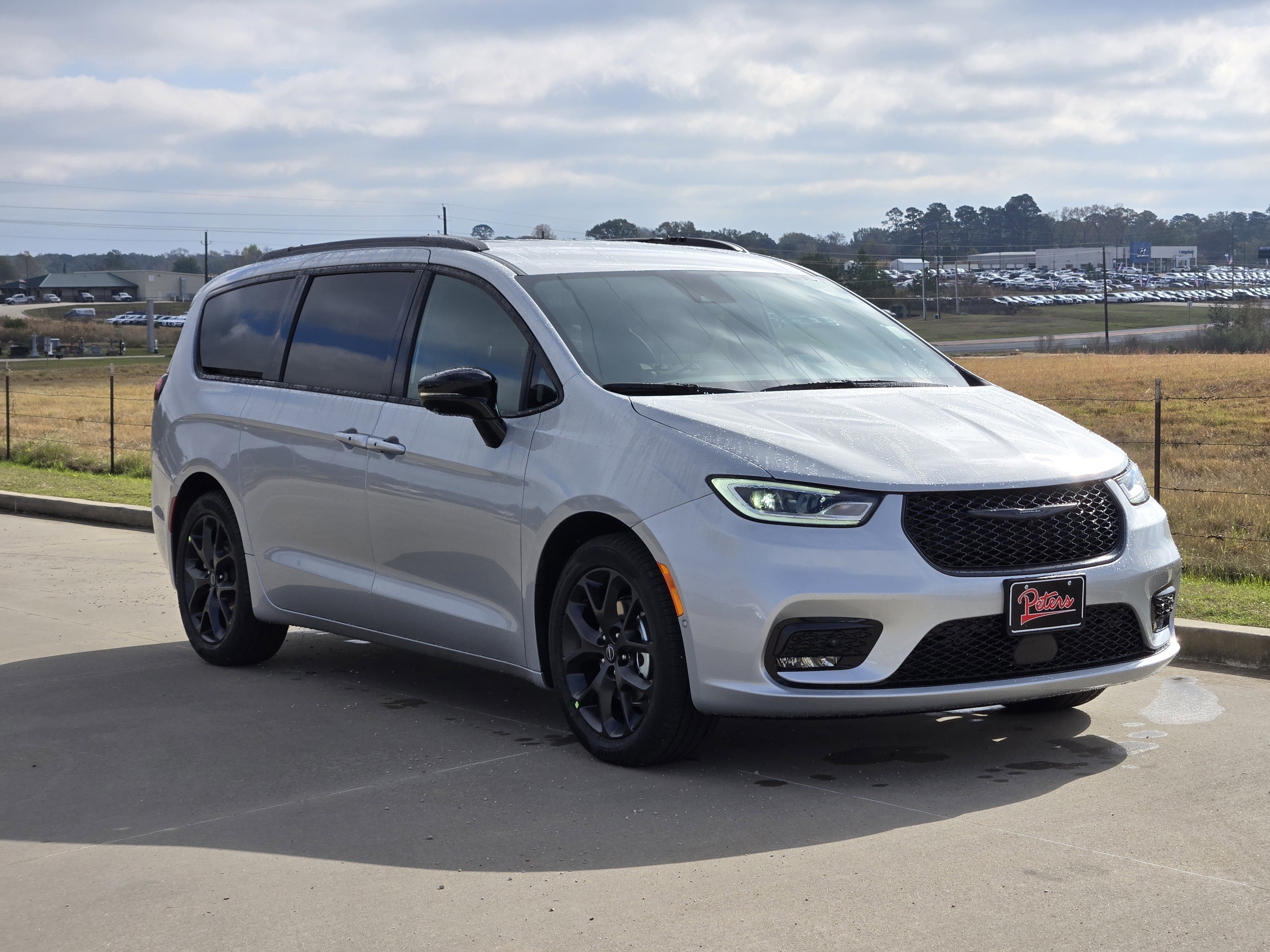 2026 Chrysler Pacifica Select's photo