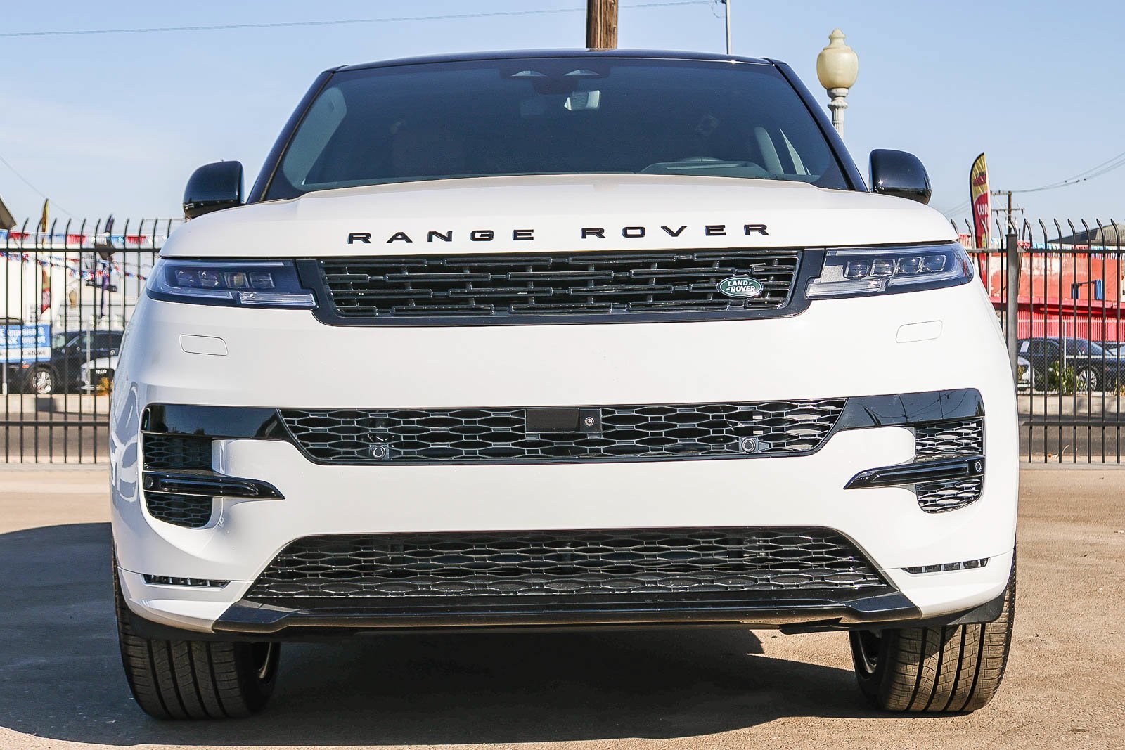 New 2026 Fuji White LAND ROVER Dynamic SE image 2