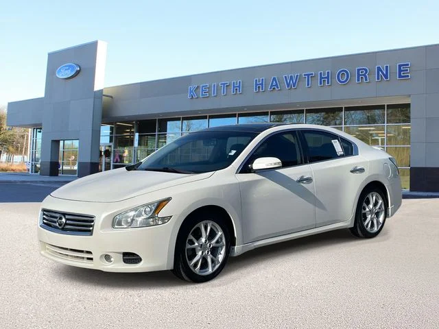 Used 2013 Pearl White Nissan 3.5 SV image 3