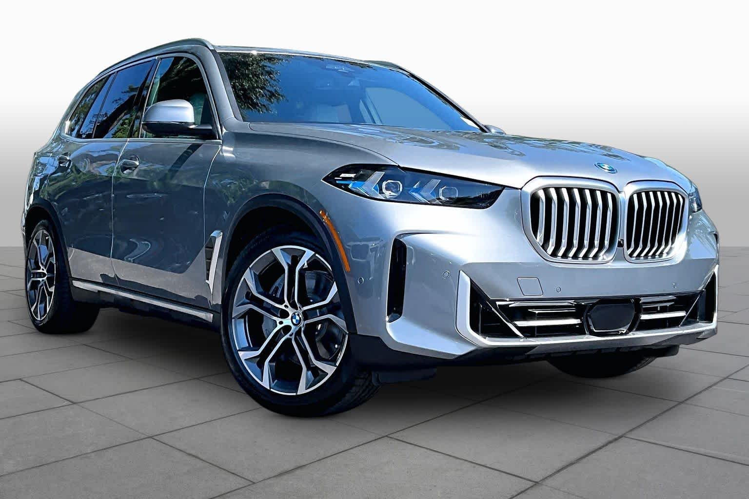 New 2026 Skyscraper Grey Metallic BMW xDrive50e image 2