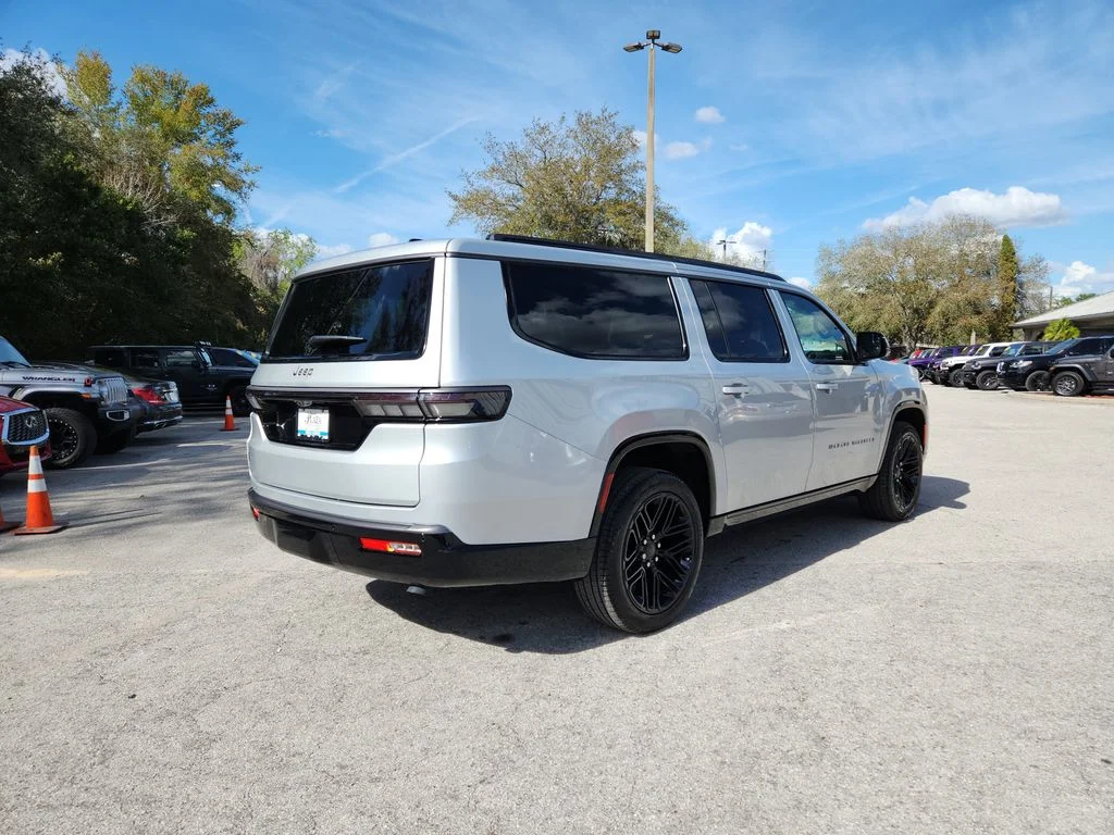 New 2026 Silver-Zynith Exterior Paint Jeep Limited Reserve image 4