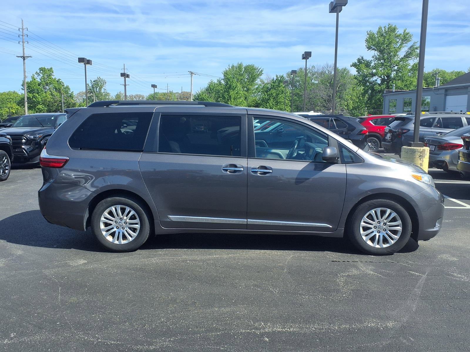 Used 2017 Toyota Sienna XLE Premium with VIN 5TDYZ3DC4HS789163 for sale in Kirkwood, MO