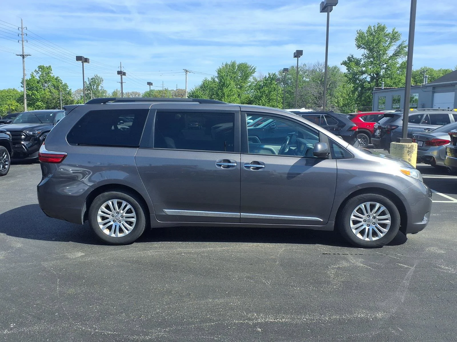 Used 2017 Toyota Sienna XLE Premium with VIN 5TDYZ3DC4HS789163 for sale in Kirkwood, MO
