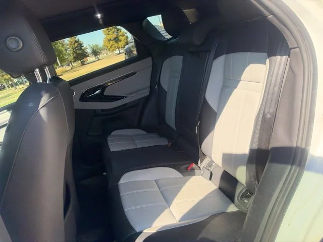 Used 2022 White Land Rover R-Dynamic SE image 23